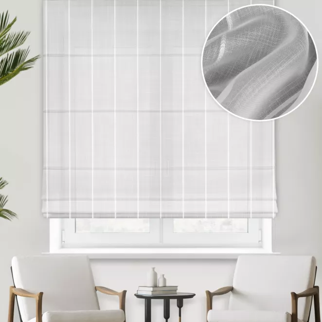 Roleta rzymska biała z delikatnej etaminy zdobionej cienkimi pasami, wykończona obciążnikiem