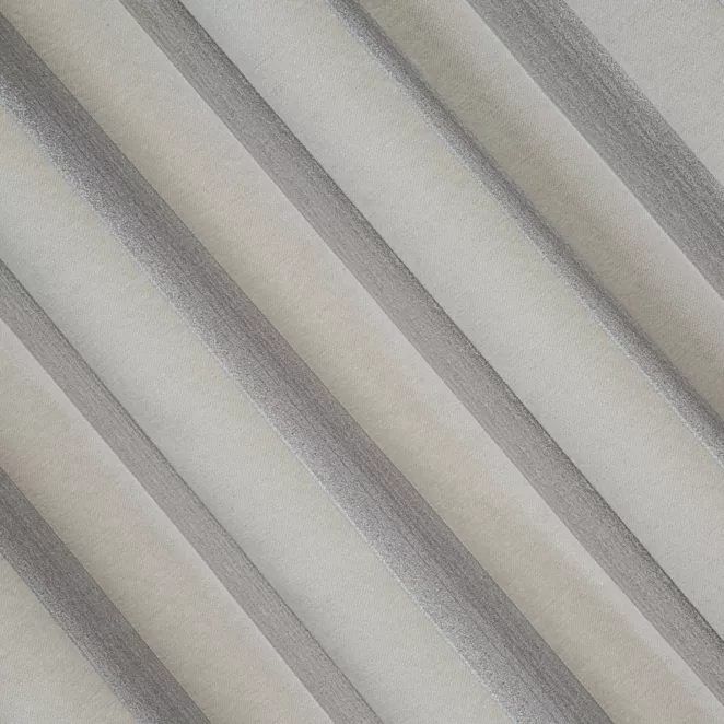 E134/3 Zasłona szyta na taśmie 5 cm srebrna z szenilowej tkaniny w klasyczne pionowe pasy przetykane błyszczącą nicią
