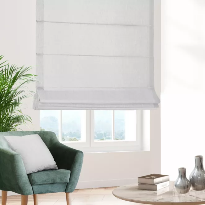 Roleta rzymska naturalna z półmatowej etaminy o luźnym splocie, wykończona obciążnikiem