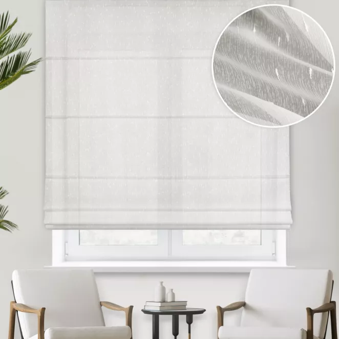 Roleta rzymska kremowa lekko połyskująca z efektem pogrubionynych nici, wykończona obciążnikiem