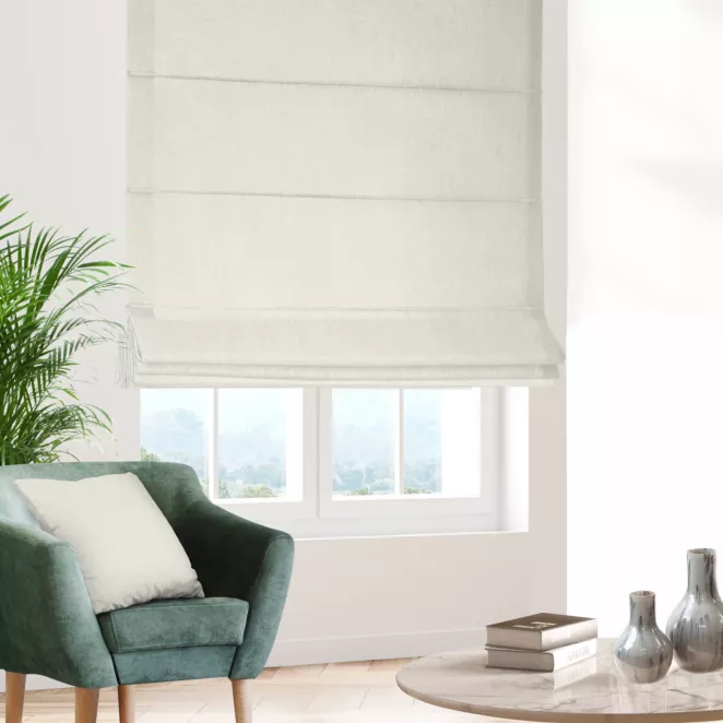 Roleta rzymska beżowa z tkaniny zaciemniającej 100% blackout, o strukturze weluru