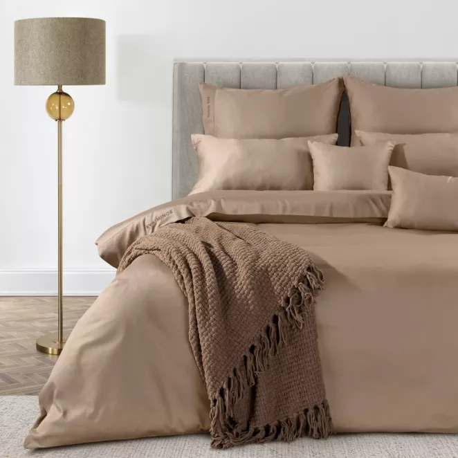 Pościel 220x200 cm z bawełny, makosatyny kolor jasnobrązowy z ozdobną kantą i haftem kolekcja MINGE ELEGANTE