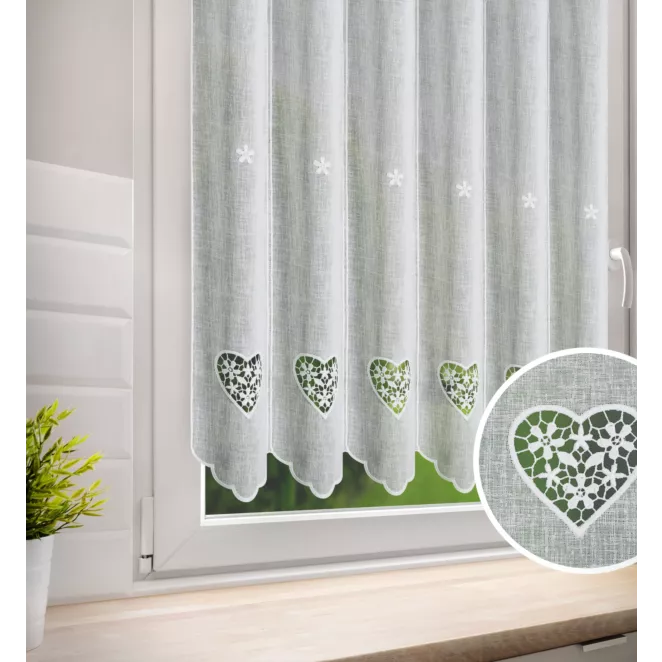 Tkanina firanowa zazdrostka z etaminy zdobiona haftowanymi ażurowymi sercami
