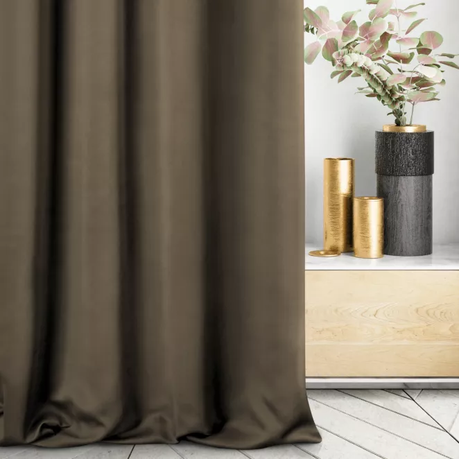 Zasłona szyta na taśmie 5 cm jasnobrązowa z gładkiej tkaniny zaciemniającej typu dimout