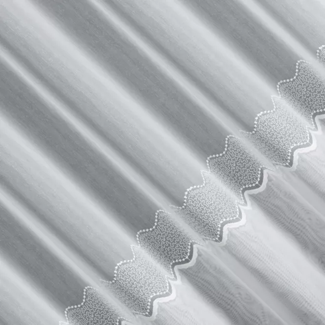 P272/3/1 Firana szyta na taśmie 5 cm biała z miękkiej tkaniny typu BATYST z ozdobnym podwinięciem i haftem u dołu tkaniny