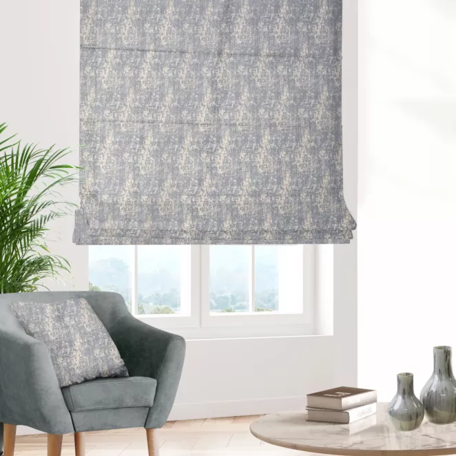 Roleta rzymska MALLORCA srebrna z miękkiej tkaniny szenilowej przetykanej błyszczącą nicią