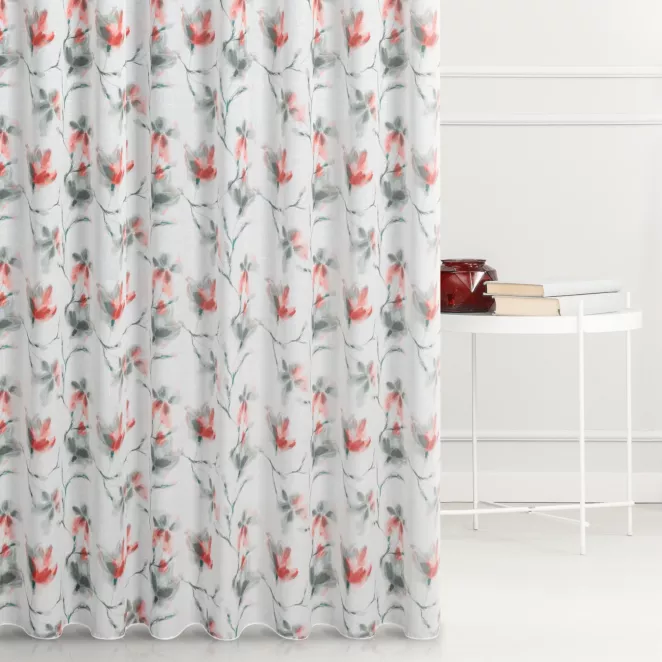 Firana szyta na taśmie 5 cm kremowo pomarańczowa z miękkiej tkaniny o lekkim splocie, pokryta modnym, botanicznym nadrukiem, wykończona obciążnikiem