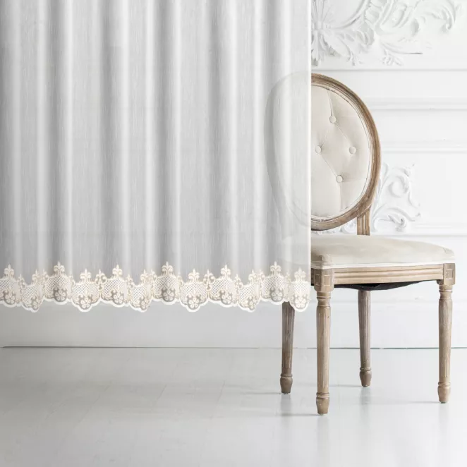 Firana szyta na taśmie 5 cm kremowo beżowa z delikatnej i matowej tkaniny z miękkim, łańcuszkowym haftem dołem