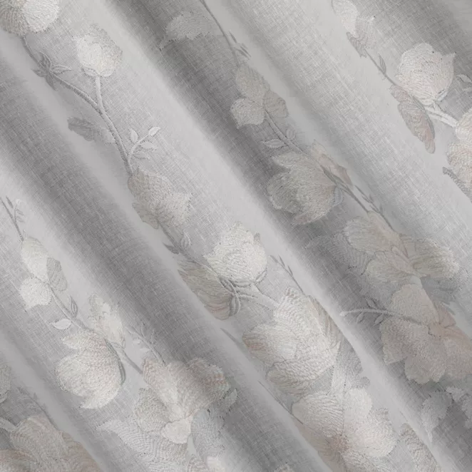 H233/3 Firana szyta na taśmie 5 cm naturalno pudrowo różowa z matowej etaminy o naturalnym wyglądzie, zdobiona haftem kwiatowym, wykończona obciążnikiem