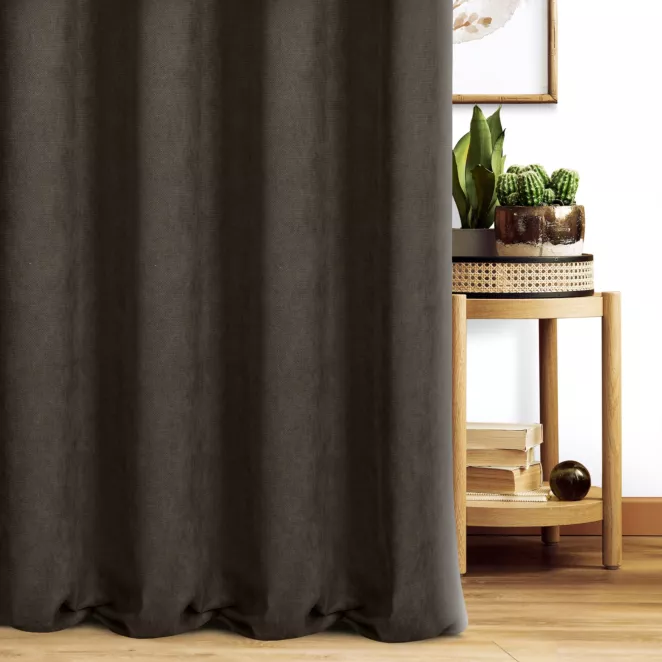 Zasłona szyta na taśmie 5 cm ciemnobrązowa z miękkiej tkaniny o welurowej strukturze