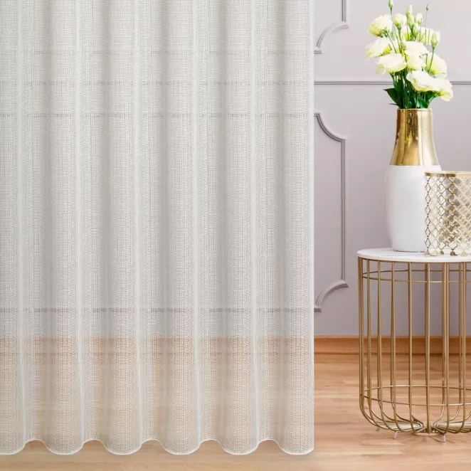 Firana szyta na taśmie 5 cm kremowo złocista z delikatnej siateczki przetykanej błyszczącą, lureksową nicią wykończona obciążnikiem Italissima Eva Minge