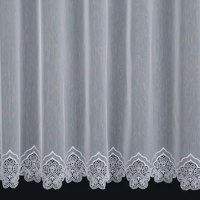 R157/1 Firana szyta na taśmie 5 cm biała z matowej tkaniny zdobionej dołem wykonaną również z matowej nici aplikacją Pierre Cardin