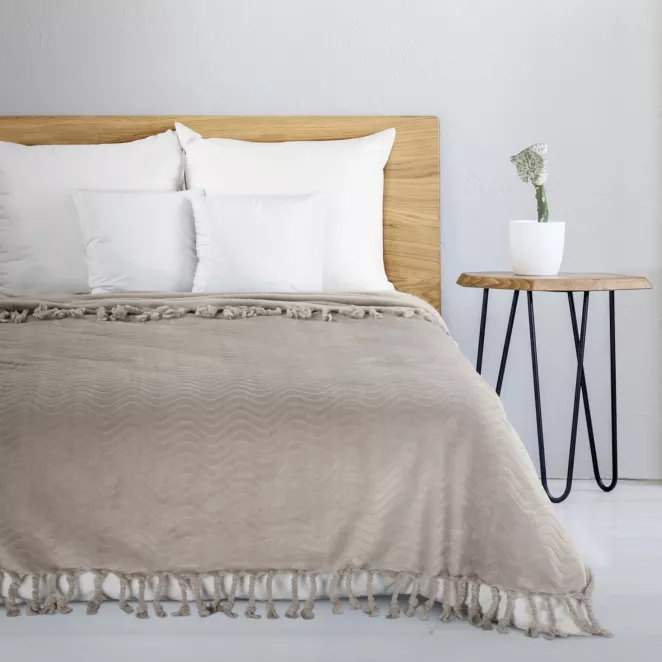 Koc flano 150x200 cm beżowy z wytłaczanym wzorem i dekoracyjnymi frędzlami EMMA