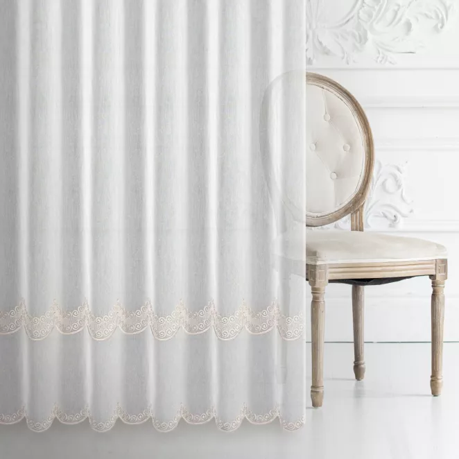 Firana szyta na taśmie 5 cm SAMMY biało złota z matowej tkaniny haftowanej w drobny falujący wzór