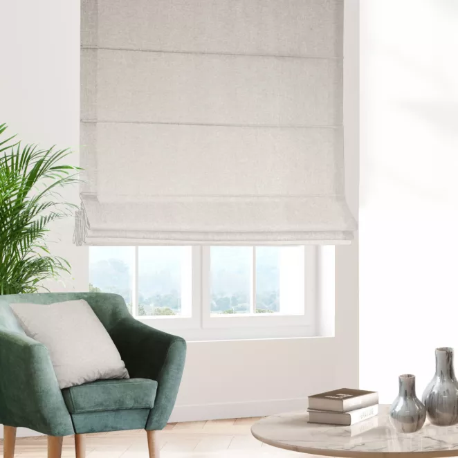 Roleta rzymska beżowa z tkaniny typu dimout o średnim stopniu zaciemnienia