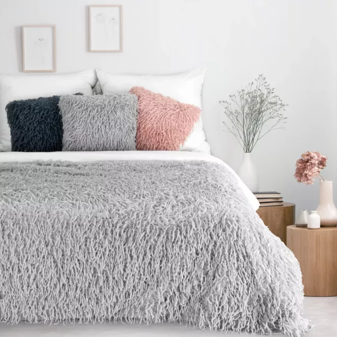 Koc z przyjemnego futerka 130x170 cm srebrny ADORE