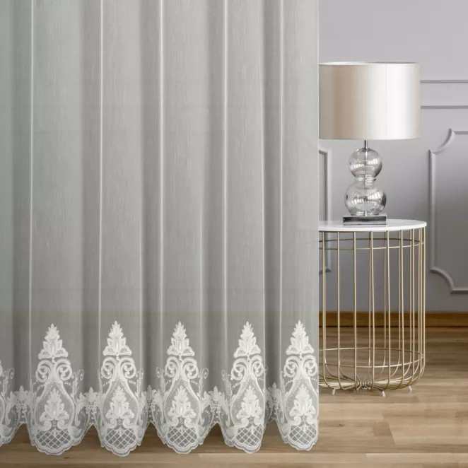 Firana szyta na taśmie 5 cm kremowa z łańcuszkowym haftem na tkaninie typu ADEN z delikatnym efektem deszczyku, zdobiona kryształkami Italissima Eva Minge