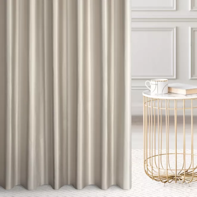 Zasłona szyta na taśmie 5 cm beżowa z tkaniny o satynowym połysku zaciemniającej w 100%