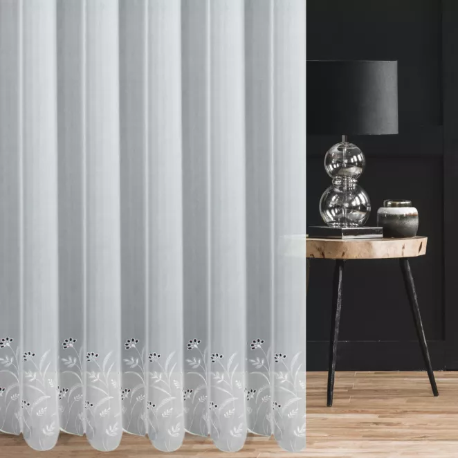 Firana szyta na taśmie 5 cm biała z matowej tkaniny w drobny deszczyk ozdobionej roślinnym haftem z efektem ażuru