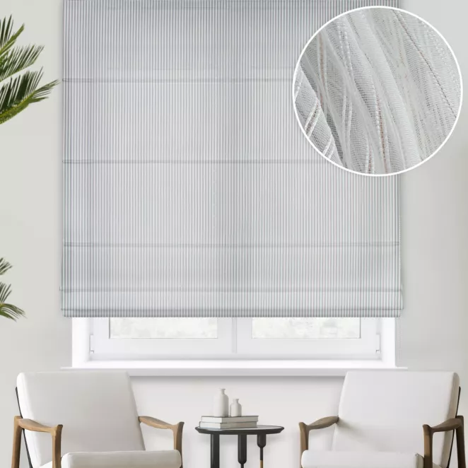 Roleta rzymska biało miedziana tkanina w cienkie pionowe pasy, zdobione połyskującą nicią w miedzianym kolorze, wykonczona obciążnikiem