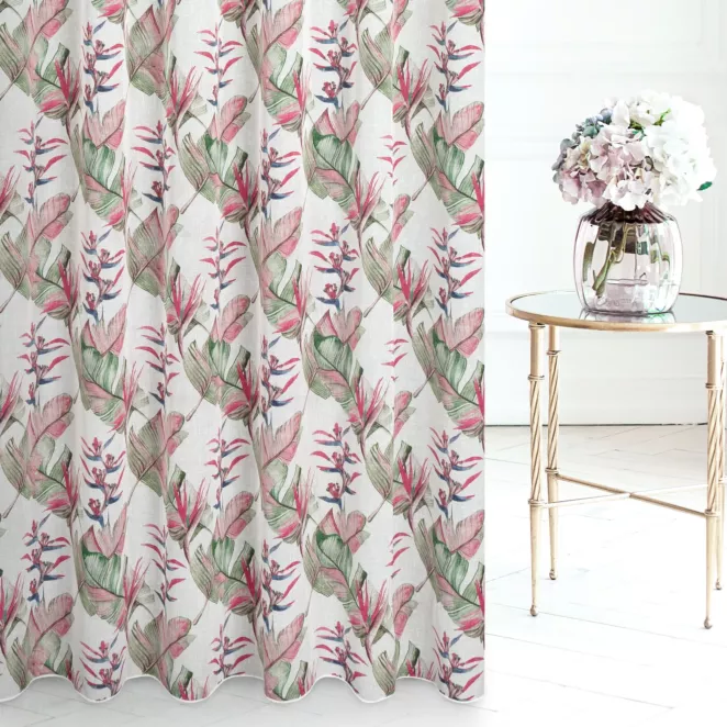 Firana szyta na taśmie 5 cm kremowo amarantowa z miękkiej tkaniny o naturalnym splocie, drukowanej w botaniczny wzór, wykończona obciażnikiem