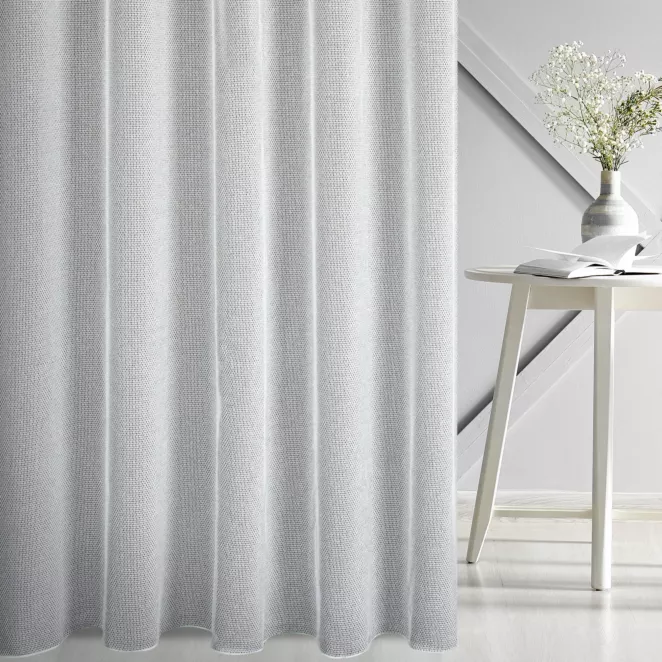 Firana szyta na taśmie 5 cm biało srebrna z eleganckiej siatki w stylu glamour z połyskliwą nicią, wykończona obciążnikiem Italissima Eva Minge