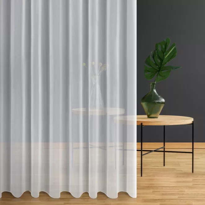 Firana szyta na taśmie 5 cm JANNET biała z delikatnej miękkiej tkaniny o perłowym połysku, wykończona obciążnikiem