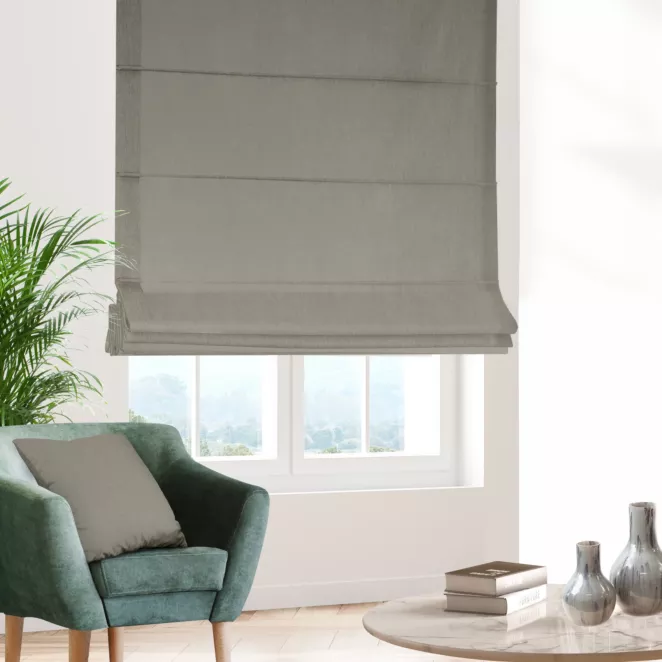 Roleta rzymska jasnobeżowa z tkaniny blackout zaciemniającej w 100% o naturalnej strukturze