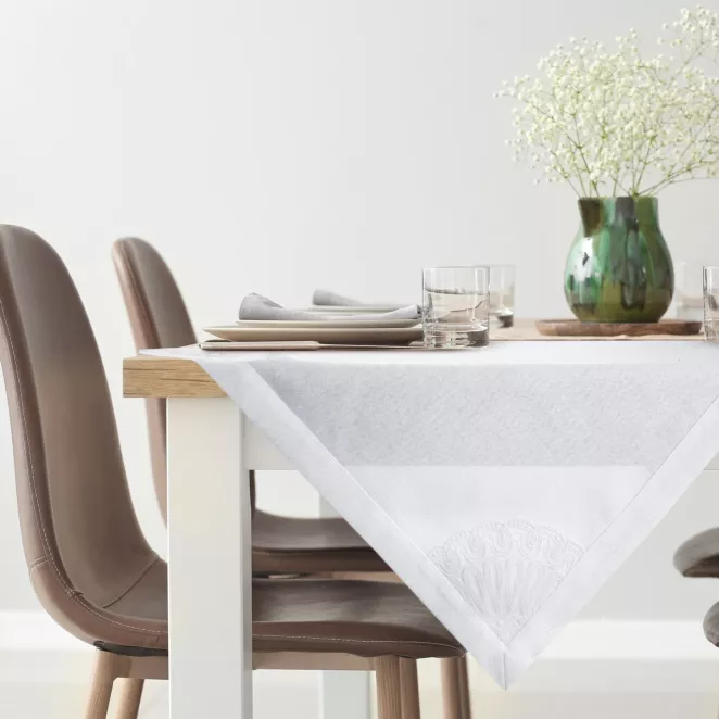 Obrus biały 85x85 cm BRENDA zdobiony ozdobną kantą i haftowaną koronką DIVA LINE