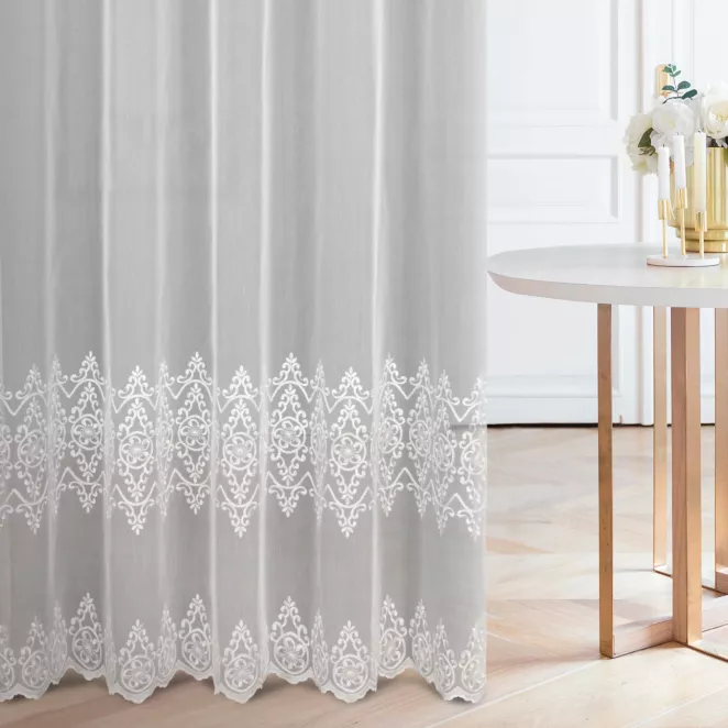 Firana szyta na taśmie 5 cm biała z matowej tkaniny w elegancki, klasyczny wzór