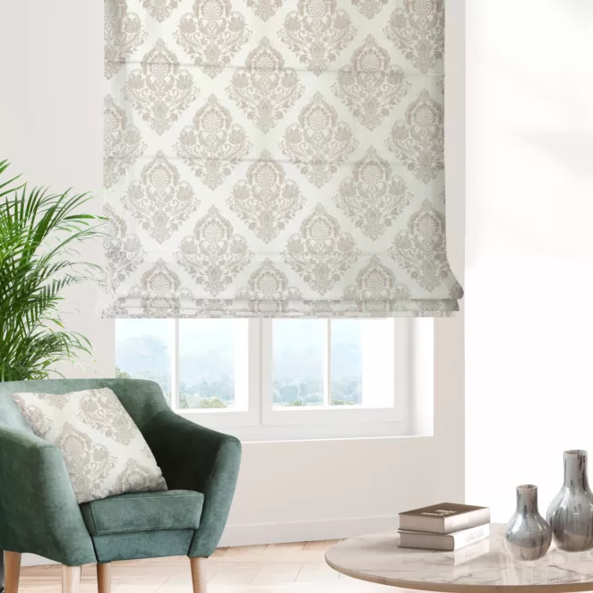 Roleta rzymska jasnobeżowo beżowa tkanina w ornamentowy wzór, z dodatkiem połyskującej nici