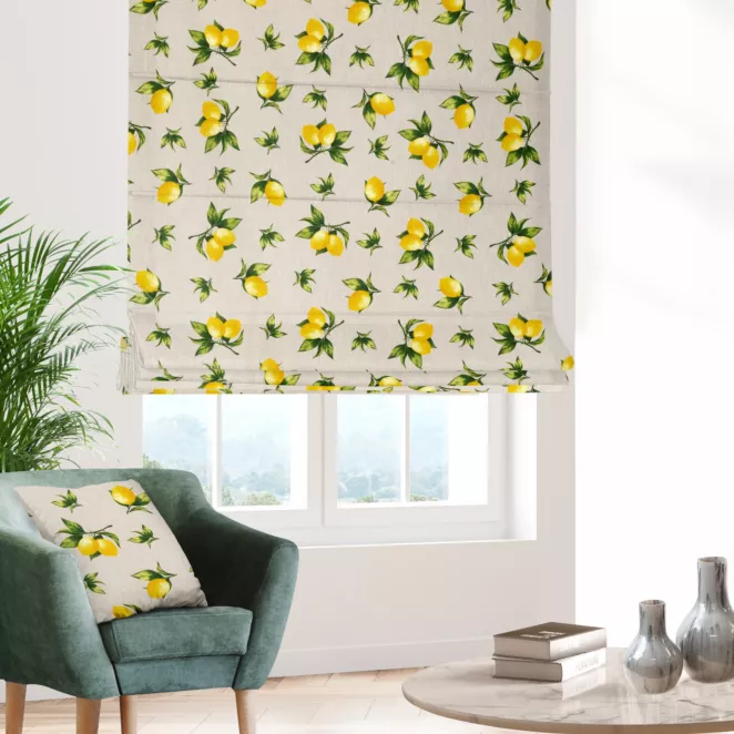 Roleta rzymska naturalno żółta z tkaniny bawełnianej o naturalnym wyglądzie drukowanej w kolorowy wzór