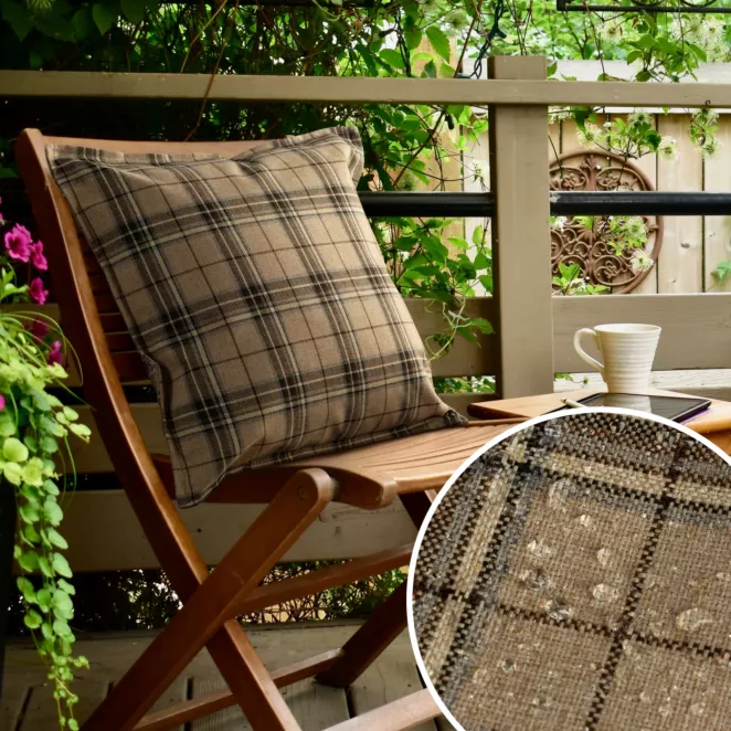 Poszewka na poduszkę 45x45 cm z tkaniny wodoodpornej beżowo, brązowa idealna na taras oraz balkon zdobiona nadrukiem kraty GARDEN