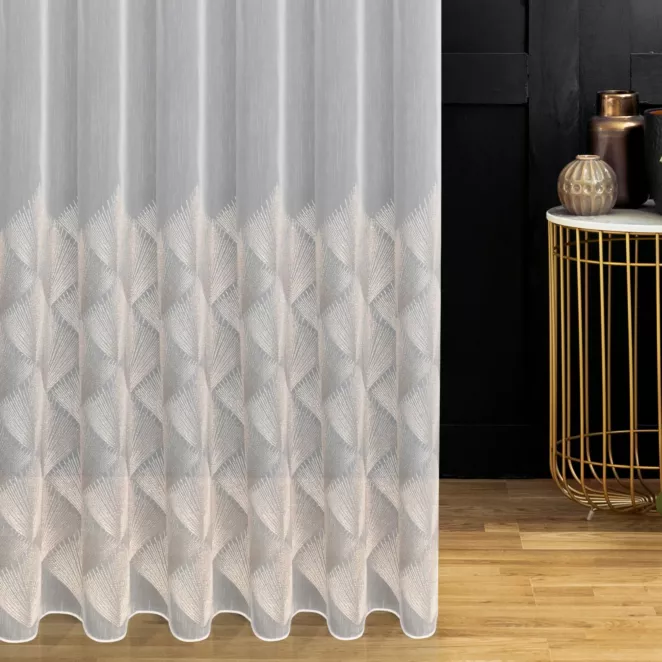 Firana szyta na taśmie 5 cm biało złota z tkaniny ADEN haftowanej w geometryczny wzór, wykończona obciążnikiem Pierre Cardin