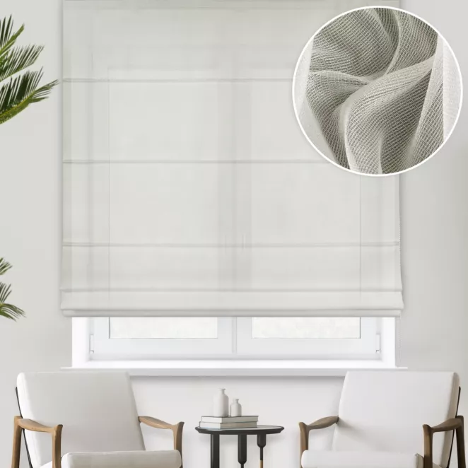 Roleta rzymska naturalna z miękkiej tkaniny o lekkim splocie i delikatnym połysku, wykończona obciążnikiem