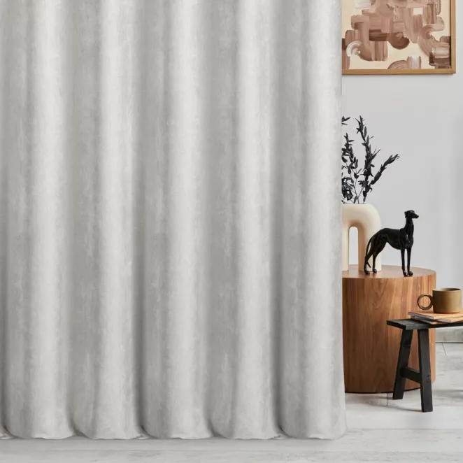 Zasłona szyta na taśmie 8 cm jasnosrebrna z tkaniny o szenilowej strukturze