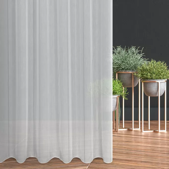 Firana szyta na taśmie 5 cm biało granatowa z miękkiej tkaniny o naturalnym splocie z pionowymi pasami, wykończona obciążnikiem