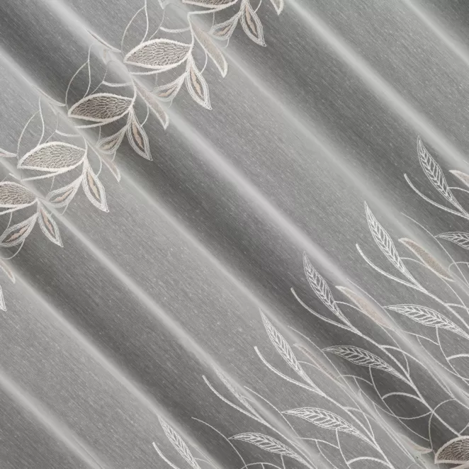 H224/3 Firana szyta na taśmie 5 cm biało beżowa z matowej tkaniny ADEN ozdobionej roślinnym haftem w stylu eko