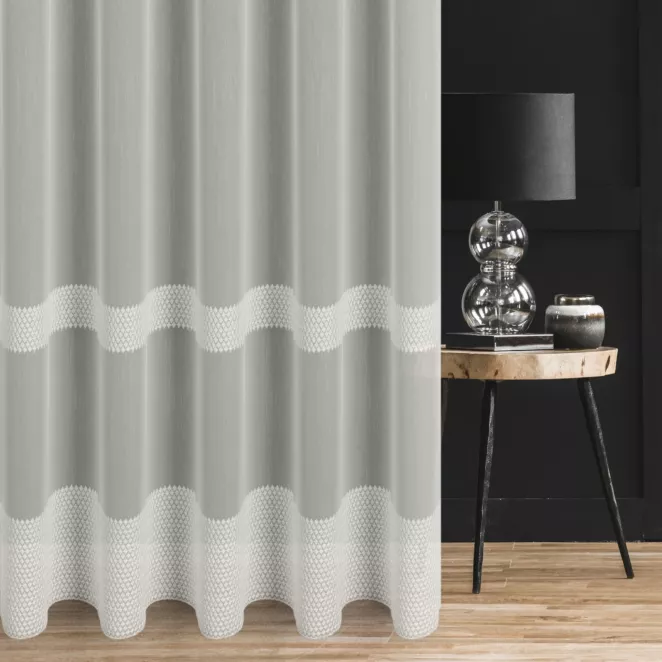 Firana szyta na taśmie 5 cm kremowa z tkaniny typu Aden, zdobiona drobnym, geometrycznym haftem tworzącym poziome pasy