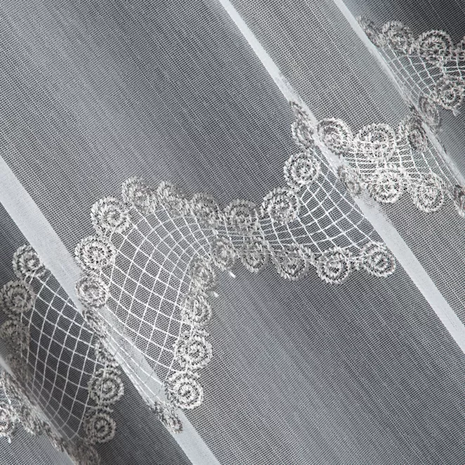 P211/4 Firana szyta na taśmie 5 cm LEANDRA biało szara z matowej tkaniny haftowanej w falujący wzór