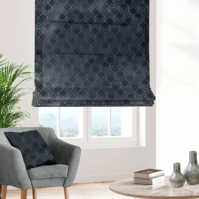 Roleta rzymska ISMENA grafitowa z tkaniny welwetowej z geometrycznym błyszczącym nadrukiem