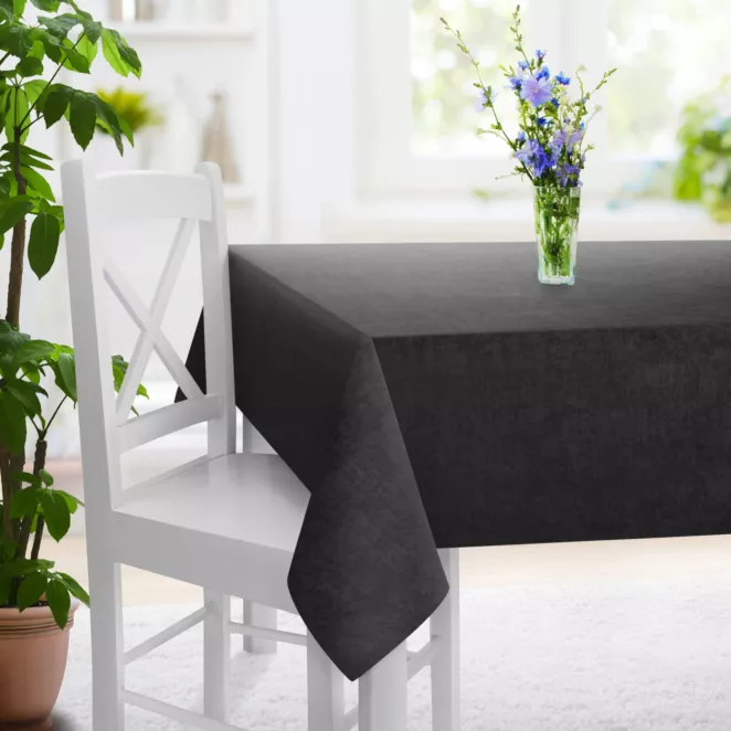 Obrus szyty czarny z miękkiej tkaniny szenilowej typu dimout o naturalnym splocie