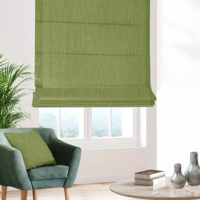 Roleta rzymska jasnozielona z tkaniny welwetowej w pionowe prążki, wykończona obciążnikiem