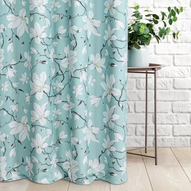 Zasłona szyta na taśmie 5 cm miętowa z miękkiej w dotyku tkaniny, z motywem kwitnących magnolii