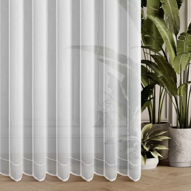 Firana szyta na taśmie 5 cm biała z delikatnej tkaniny typu aden zdobionej roslinnym haftem