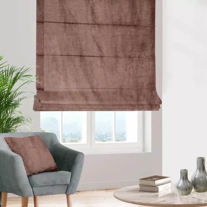 Roleta rzymska SAFARI 1 ciemnobeżowa z miękkiej welwetowej tkaniny z połyskiem i poziomym prążkiem