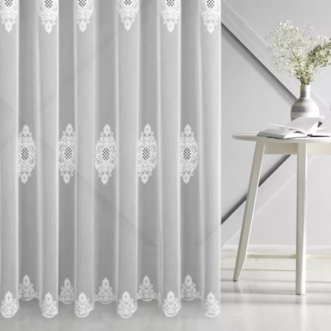 Firana szyta na taśmie 5 cm biała z miękkiej tkaniny typu ADEN z efektem deszczyku, zdobiona haftem łańcuszkowym