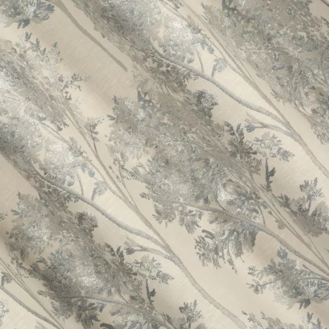 E22/6 Zasłona szyta na taśmie 5 cm naturalno niebieska z żakardowej tkaniny z dodatkiem bawełny zdobiona botanicznym wzorem ze srebrną nicią