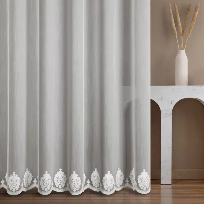Firana szyta na taśmie 5 cm naturalna z delikatnej i matowej tkaniny z miękkim, łańcuszkowym haftem dołem