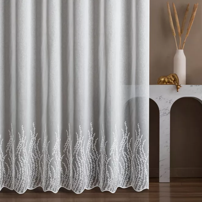 Firana szyta na taśmie 5 cm biała z matowej tkaniny z efektem deszczyku ozdobionej drobnym haftem